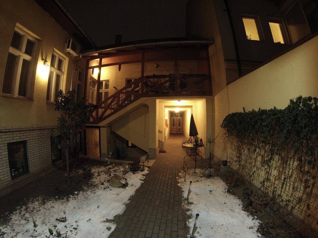Lyrius -